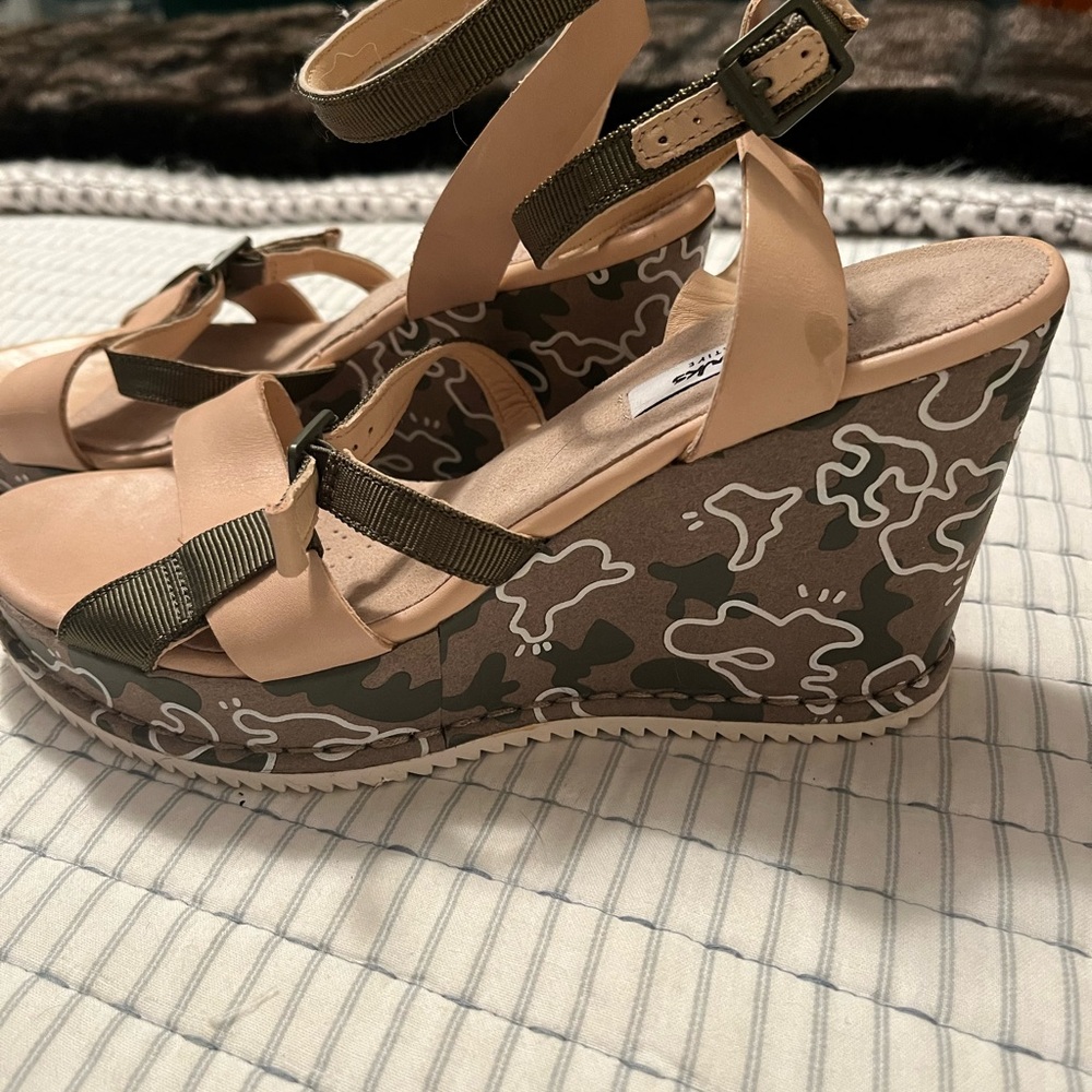 Clark’s wedge sandal size 8